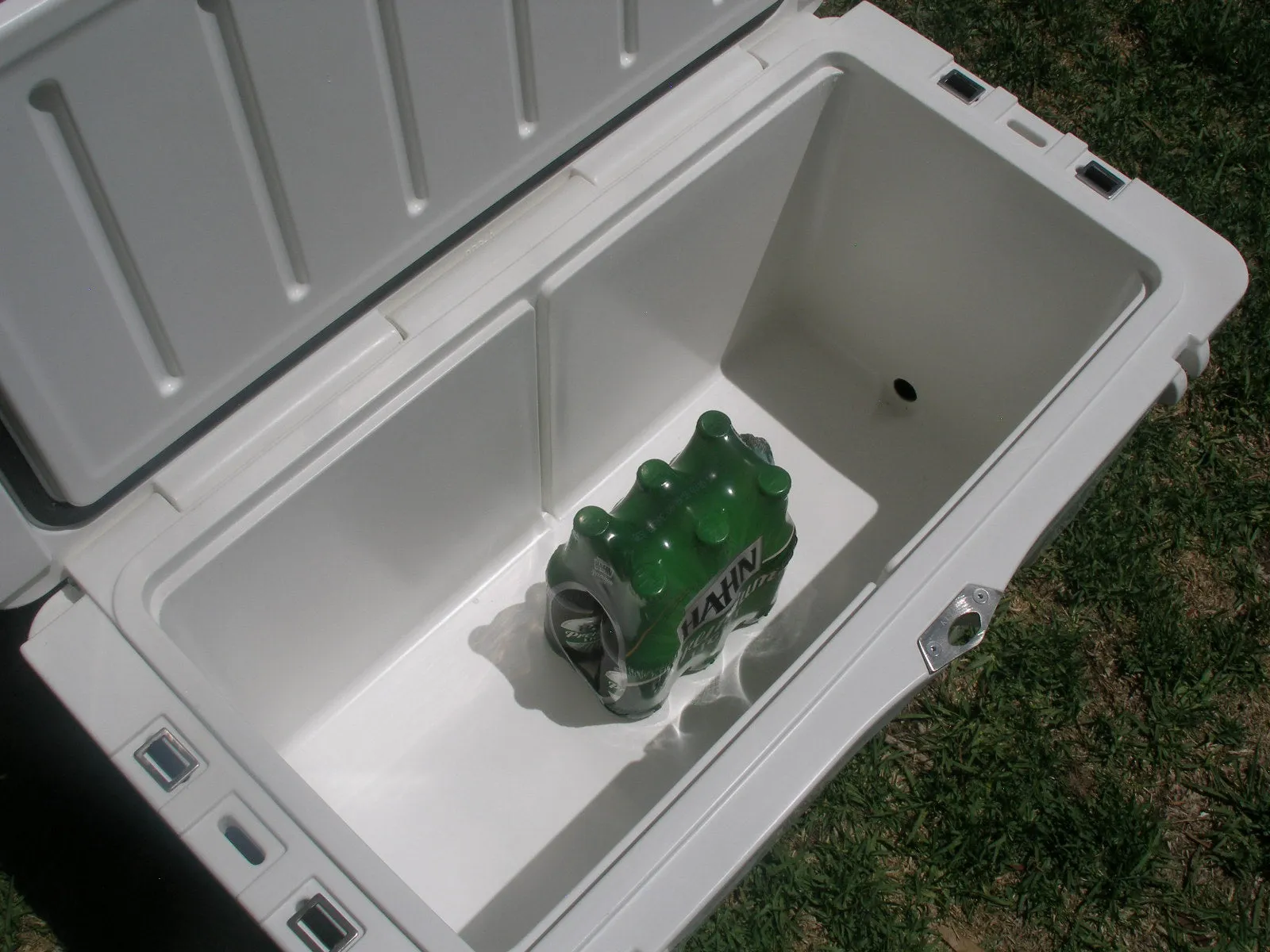 71.9 Litre (75 Quart) Cooler Box Esky